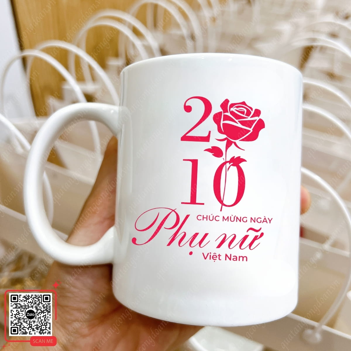 Gợi Ý 99+ Món Quà Tặng 20/10 Cho Công Nhân, Người Lao Động Nữ 10 Cốc sứ Bát Tràng tặng công nhân nữ dịp 20/10