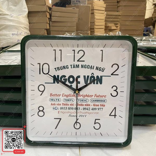 Đồng Hồ Treo Tường Hình Vuông 6 Đồng hồ treo tường hình vuông màu làm quà tặng