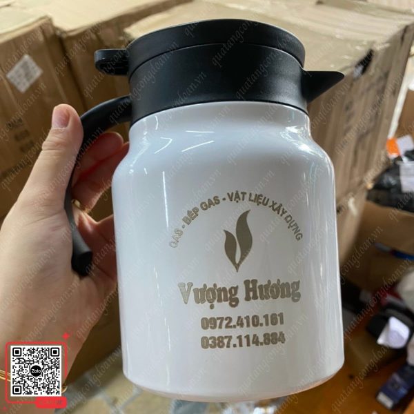 Phích Nước Giữ Nhiệt Khắc Thông Tin Công Ty Vượng Hương 6 Ấm pha trà inox màu trắng khắc tên công ty Vượng Hương