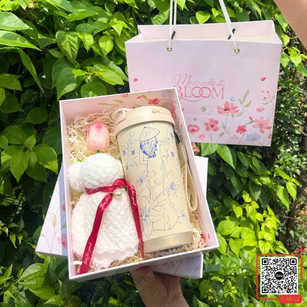 Quà Tặng 20/10 Cho Phụ Nữ - Set Quà Tặng Ly Giữ Nhiệt & Khăn Mặt 4 Set quà tặng 20/10 cho chị em phụ nữ