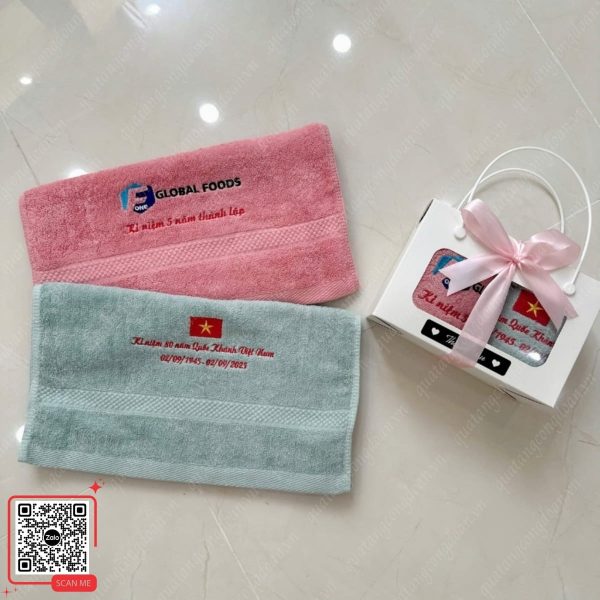 Set Khăn Thêu Logo Làm Quà Tặng 5 Năm Thành Lập Công Ty Global Food 5 Set khăn làm quà kỷ niệm 5 năm thành lập, quà tặng dành cho nhân viên và đối tác.