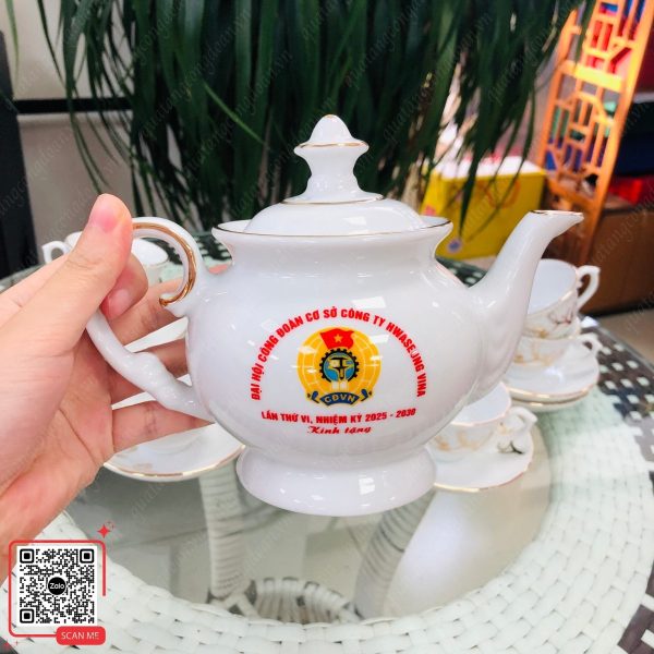 Ấm Chén In Logo Đại Hội Công Đoàn Cơ Sở Công Ty Hwasung Vina 6 Ấm chén dáng đài các họa tiết sen vàng kim