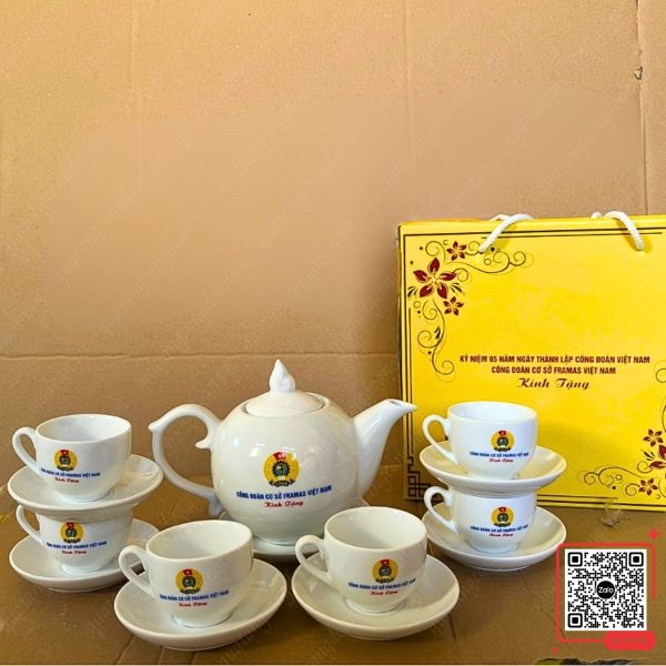 Bộ Ấm Chén Kỷ Niệm 95 Năm Thành Lập Công Đoàn Framas 3 Ấm chén làm quà lưu niệm 95 năm thành lập công đoàn