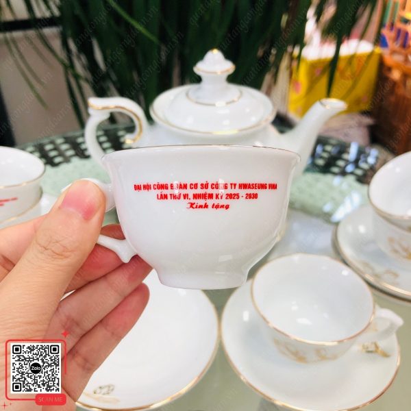 Ấm Chén In Logo Đại Hội Công Đoàn Cơ Sở Công Ty Hwasung Vina 7 Bộ ấm chén Bát Tràng vẽ vàng in logo công ty Hwasung Vina