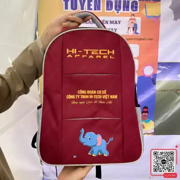 Balo In Logo Công Đoàn Hi Tech Việt Nam 4 Balo màu đỏ viền trắng in logo Công đoàn Hi-Tech Việt Nam làm quà tặng 1/6