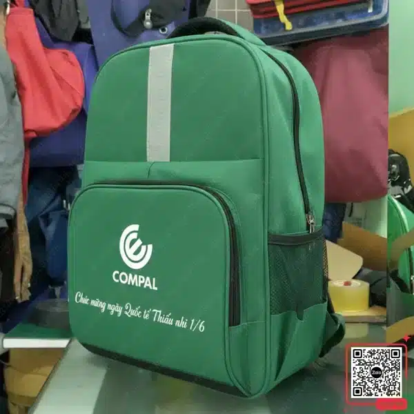 Balo In Logo Công Đoàn Compal Tặng 1/6 Cho Con Em CNV 4 Balo màu xanh lá in logo Công đoàn Compal tặng con em đoàn viên nhân dịp 1/6
