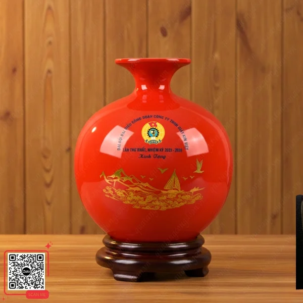Bình Hút Lộc Quà Tặng Đại Hội Công Đoàn Công Ty Giầy Kim Việt 4 Bình hút lộc màu đỏ gốm sứ Bát Tràng in logo công đoàn công ty giày Kim Việt