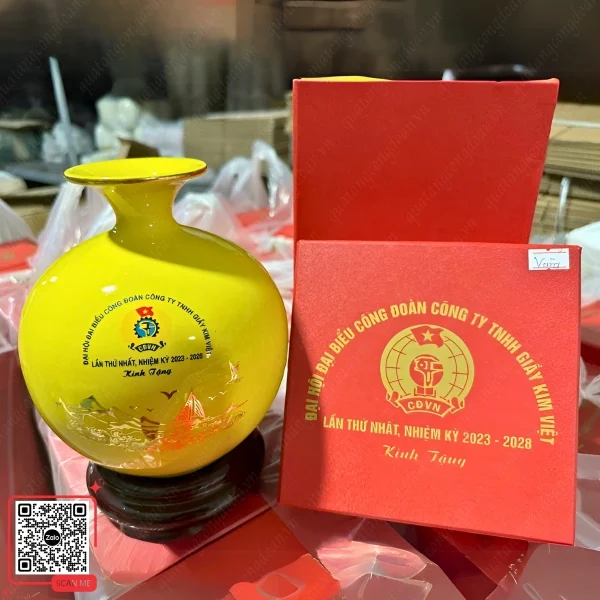 Bình Hút Lộc Quà Tặng Đại Hội Công Đoàn Công Ty Giầy Kim Việt 6 Bình hút lộc màu vàng in logo công đoàn Giày Kim Việt
