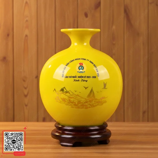 Bình Hút Lộc Quà Tặng Đại Hội Công Đoàn Công Ty Giầy Kim Việt 3 Bình hút lộc màu vàng gốm sứ Bát Tràng in logo công đoàn công ty giày Kim Việt