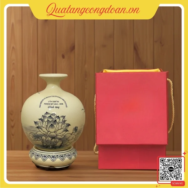 Bình hút lộc gốm sứ men rạn họa tiết hoa sen in logo đại hội công đoàn trường đại học Sao Đỏ