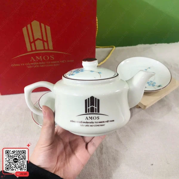 Bộ Ấm Chén Men Kem In Logo Công Ty Amos 7 Bộ ấm trà gốm sứ men kem logo Amos