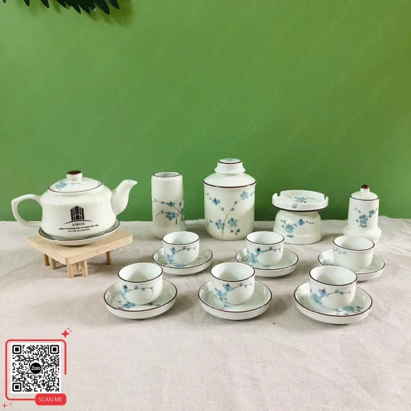 Bộ Ấm Chén Men Kem In Logo Công Ty Amos 6 Bộ chén trà gốm Bát Tràng Amos men kem hoa xanh đầy đủ