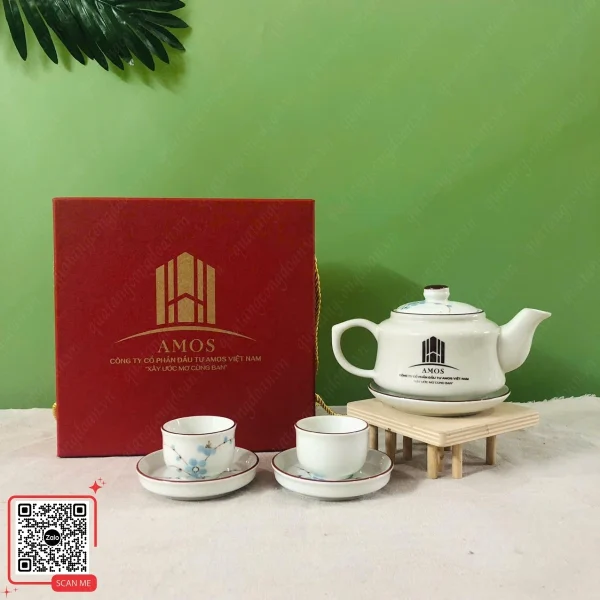 Bộ Ấm Chén Men Kem In Logo Công Ty Amos 5 Bộ trà Bát Tràng men kem in logo Amos họa tiết hoa xanh