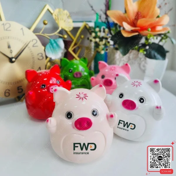 Heo Đất Tiết Kiệm In Logo Bảo Hiểm Nhân Thọ FWD 5 Heo đất quà tặng FWD với nhiều màu sắc nổi bật như trắng, hồng, đỏ và xanh lá.