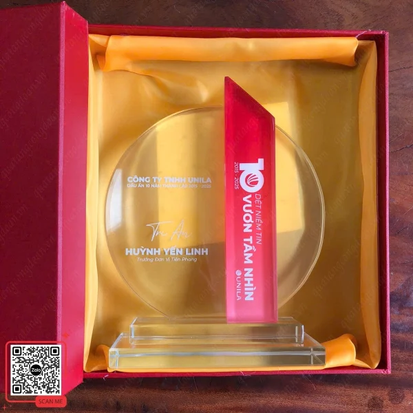 Biểu Trưng Phale Kỷ Niệm 10 Năm Thành Lập Công Ty Unila 7 Cúp pha lê màu đỏ kỷ niệm 10 năm dấu ấn Unila 2015-2025