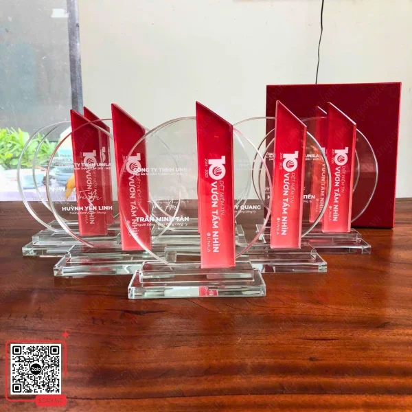 Biểu Trưng Phale Kỷ Niệm 10 Năm Thành Lập Công Ty Unila 5 Cúp pha lê tròn khắc chữ kỷ niệm 10 năm công ty Unila