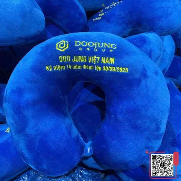 Gối Chữ U Thêu Logo Công Đoàn Doojung 3 Gối tựa cổ chữ U thêu logo công đoàn Doo Jung