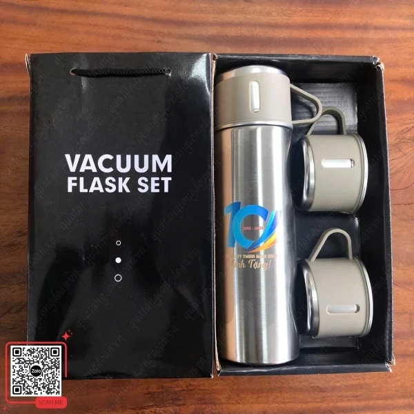 Bình Cốc Giữ Nhiệt In Logo Công Ty Nam Sinh 3 Set bình cốc in logo công ty Nam Sinh kỷ niệm 10 năm đẹp