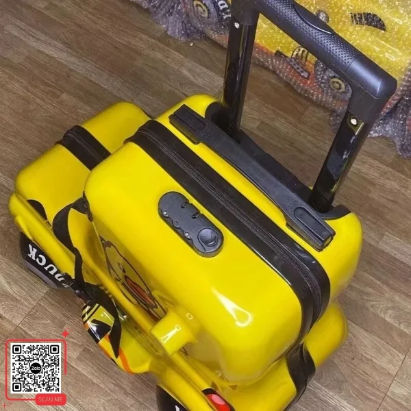 Vali Kéo Trẻ Em Ngồi Được Yellow Duck 7 Vali kéo ngồi được cho trẻ em Yellow Duck bé đang sử dụng