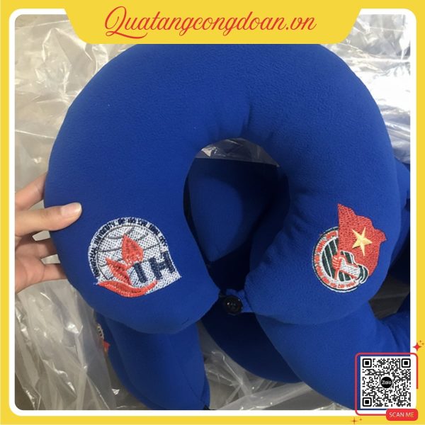 Gối chữ U thêu logo Đoàn Thanh niên Đại học Huế màu xanh