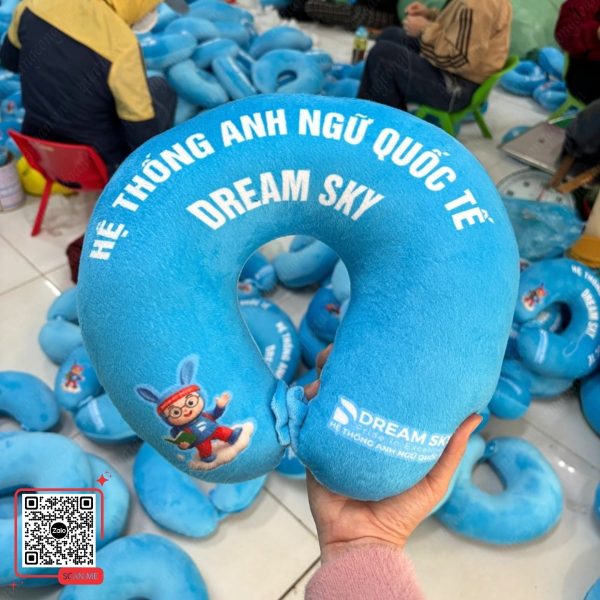 Gối Chữ U Màu Xanh In Logo Dream Sky 5 Gối cổ chữ U xanh dương in logo trung tâm Anh ngữ Dream Sky