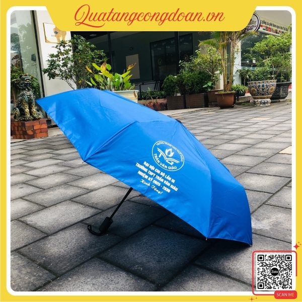 Ô cầm tay màu xanh dương in logo đại hội chi bộ trường THPT Trần Văn Giàu