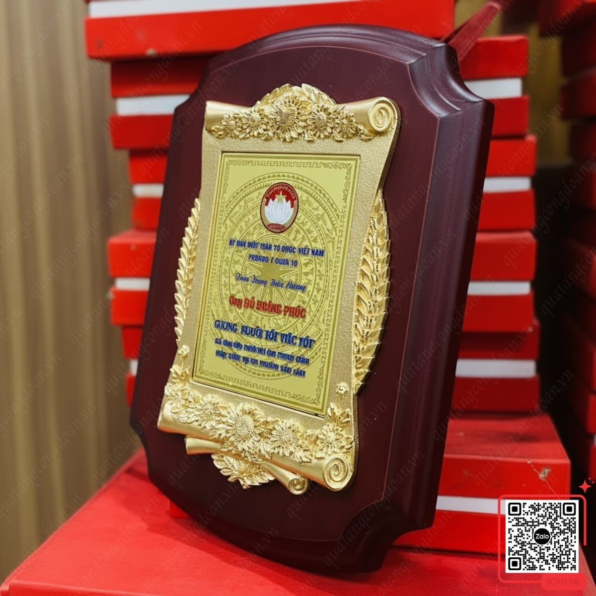 Bảng vinh danh đại hội MTTQ in tên riêng