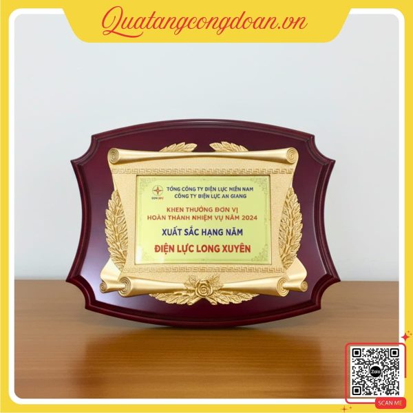 Bảng vinh danh gỗ đồng đơn vị xuất sắc Điện lực Long Xuyên thiết kế trang trọng