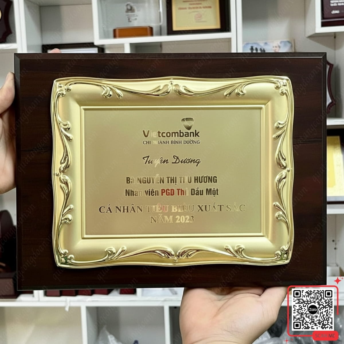 Bảng vinh danh gỗ đồng khen nhân viên tiêu biểu Vietcombank