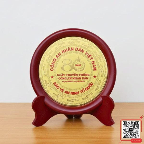 Biểu Trưng Gỗ Đồng 80 Năm CAND 3 Biểu trưng gỗ đồng Công an Nhân dân kỷ niệm 80 năm