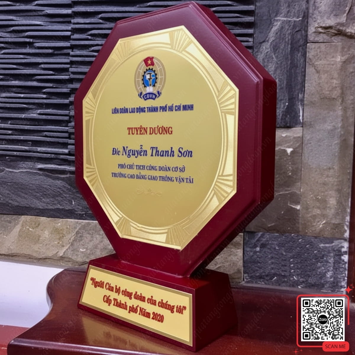 bieu-trung-go-dong-tri-an-pho-chu-tich-cong-doan Biểu trưng gỗ đồng tri ân Phó Chủ tịch Công đoàn