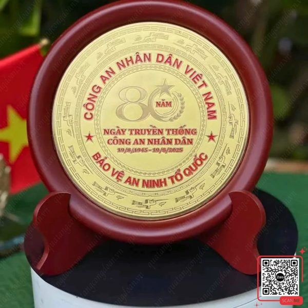 Biểu Trưng Gỗ Đồng 80 Năm CAND 5 Biểu trưng kỷ niệm 80 năm ngành Công an