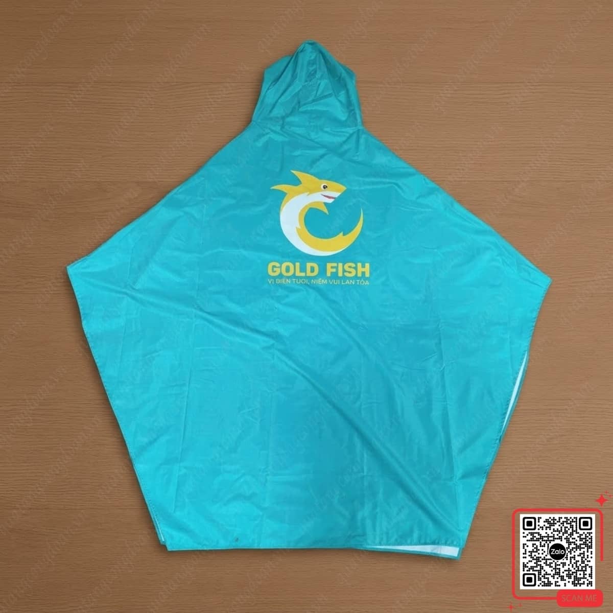 Áo mưa doanh nghiệp in logo Gold Fish làm quà tặng khách hàng