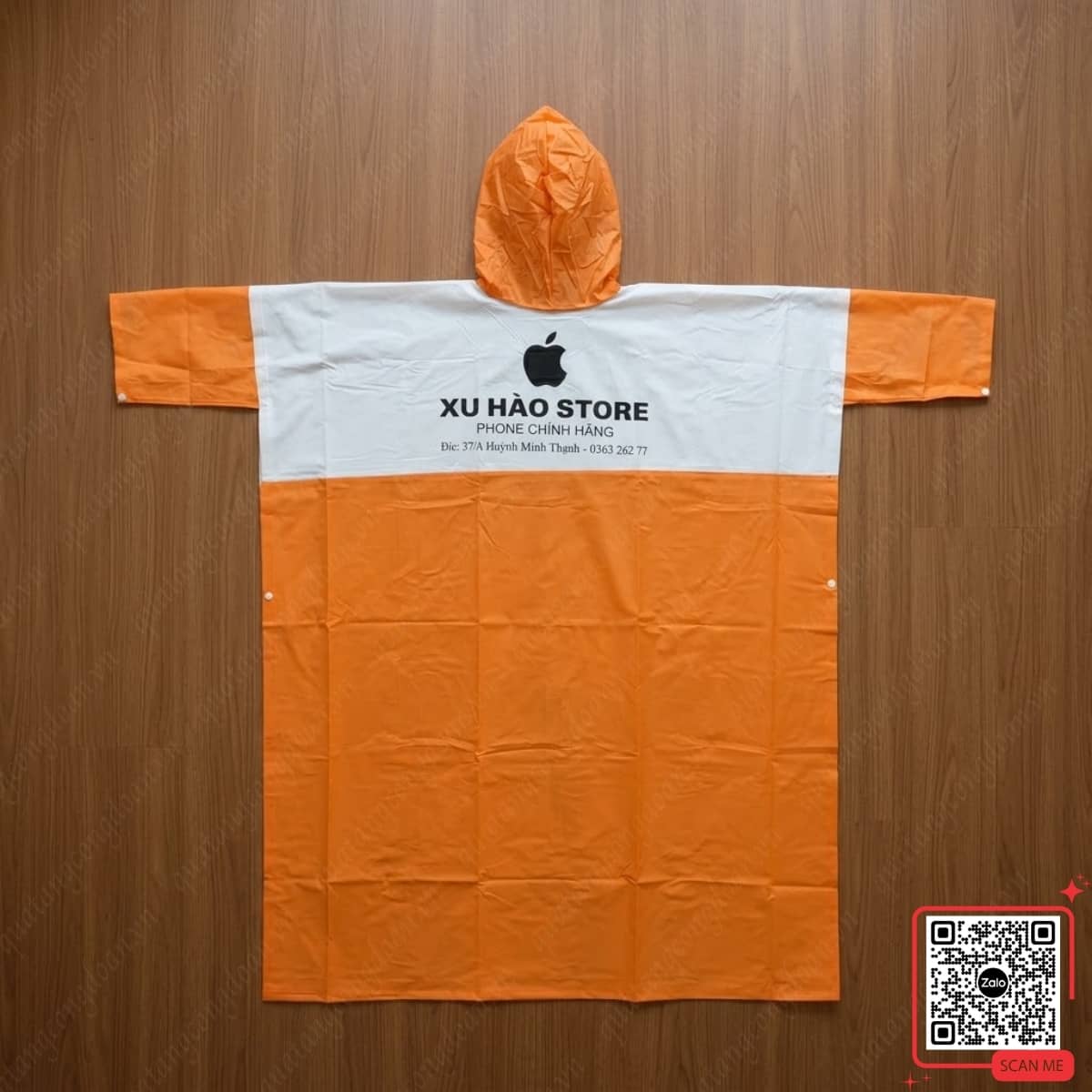 Áo mưa quảng cáo màu cam in logo Xu Hào Store chất lượng cao