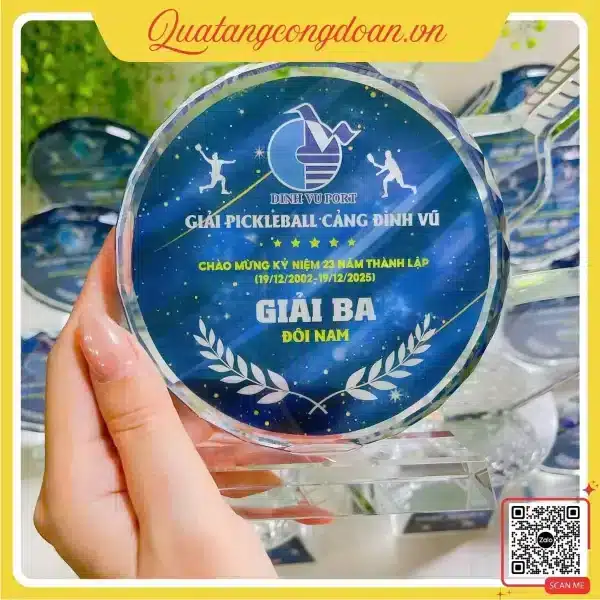 Biểu trưng pha lê hình tròn kỷ niệm 23 năm thành lập Đình Vũ Port, giải Pickleball doanh nghiệp, thiết kế sang trọng, in logo theo yêu cầu