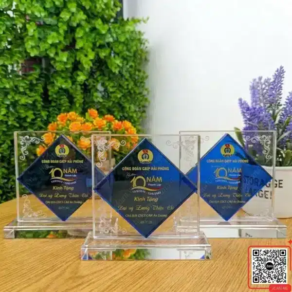Biểu Trưng Kỷ Niệm 10 Năm Thành Lập Công Đoàn CATP Hải Phòng 5 Biểu trưng pha lê quà tặng 10 năm thành lập Công đoàn Công an Hải Phòng, thiết kế vuông xoay độc đáo, mẫu quà lưu niệm cao cấp