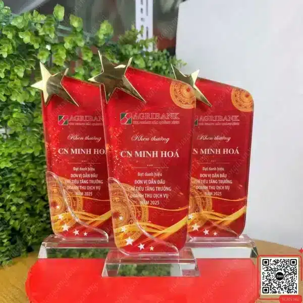 Biểu Trưng Phale In Logo Agribank Chi Nhánh Minh Hóa 5 Biểu trưng pha lê vinh danh đơn vị dẫn đầu Agribank Quảng Bình, thiết kế màu đỏ gắn sao, mẫu khen thưởng cao cấp dành cho ngân hàng