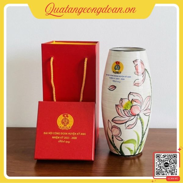 Bình hoa gốm Bát Tràng in logo Đại hội Công đoàn huyện Kỳ Anh, họa tiết hoa sen hồng, thiết kế sang trọng, phù hợp quà tặng đại biểu và cán bộ công đoàn