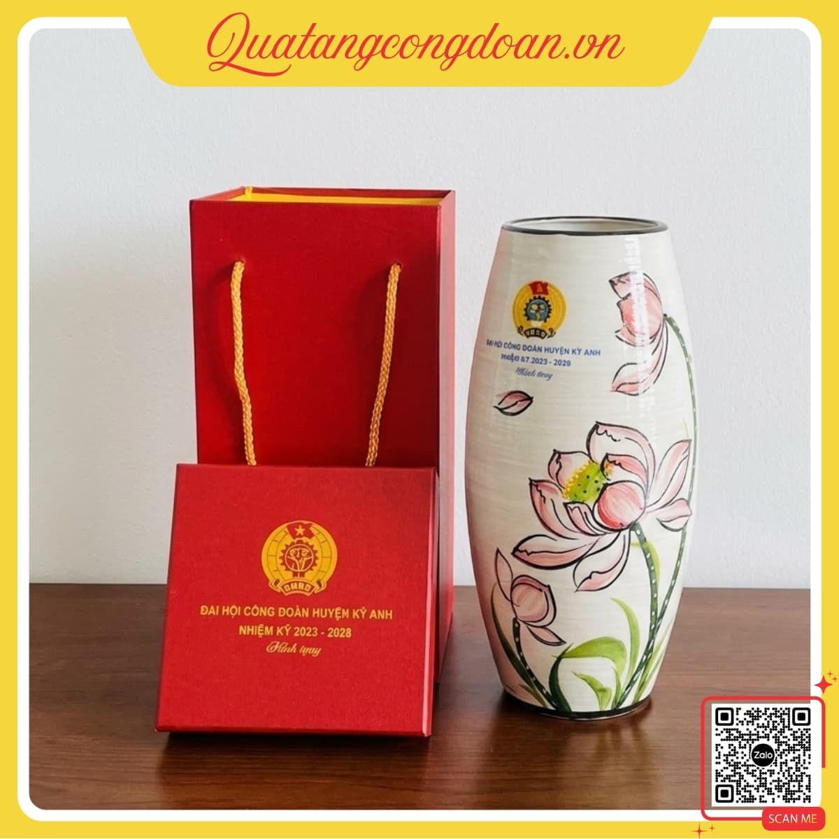 binh-hoa-gom-bat-trang-in-logo-dai-hoi-cong-doan-huyen-ky-anh Bình hoa gốm Bát Tràng in logo Đại hội Công đoàn huyện Kỳ Anh, họa tiết hoa sen hồng, thiết kế sang trọng, phù hợp quà tặng đại biểu và cán bộ công đoàn