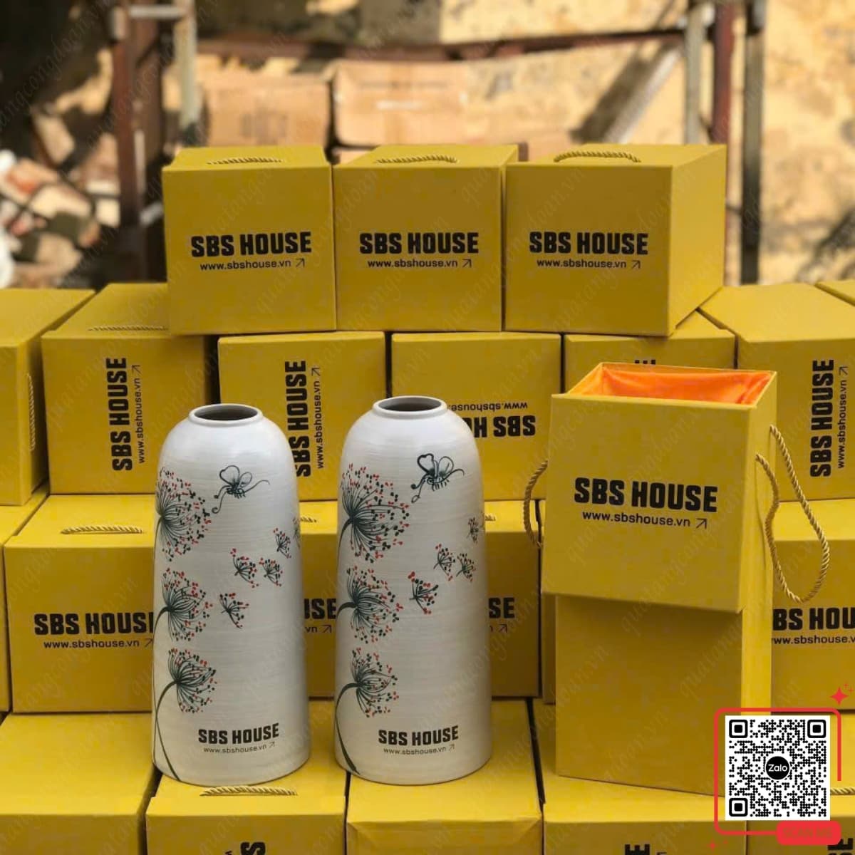 Bình hoa gốm Bát Tràng in logo SBS House với họa tiết hoa bồ công anh, thiết kế thủ công, sang trọng, phù hợp quà tặng khách hàng và đối tác