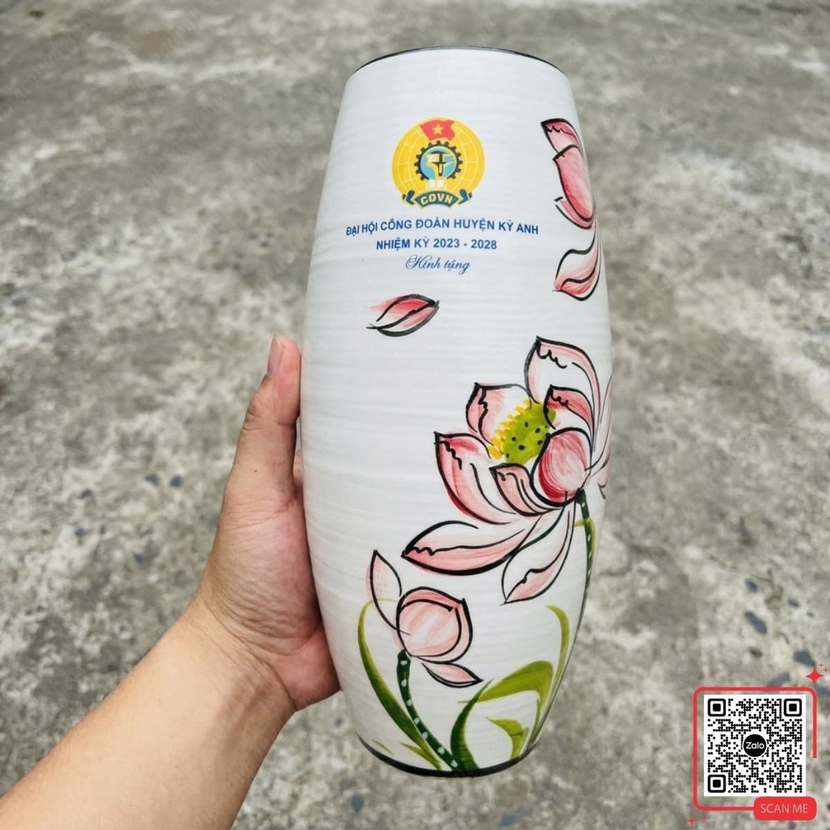 Bình hoa gốm Bát Tràng quà tặng Đại hội Công đoàn huyện Kỳ Anh, họa tiết hoa sen hồng, thiết kế cao cấp, phù hợp tặng đại biểu, khách mời và ban tổ chức