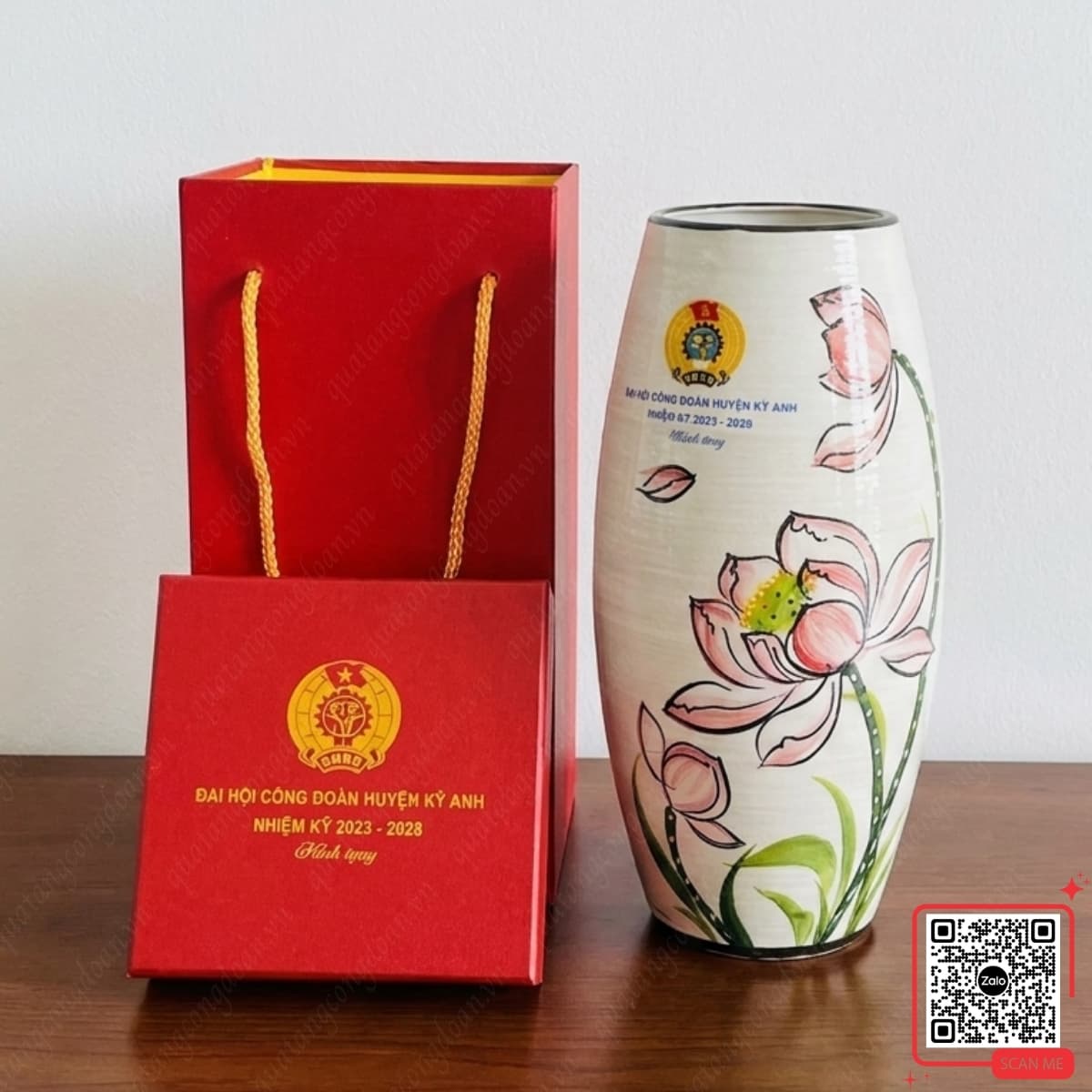 Bình hoa gốm họa tiết hoa sen hồng Đại hội Công đoàn huyện Kỳ Anh, thiết kế tinh xảo, sang trọng, phù hợp quà tặng lưu niệm và chương trình hội nghị