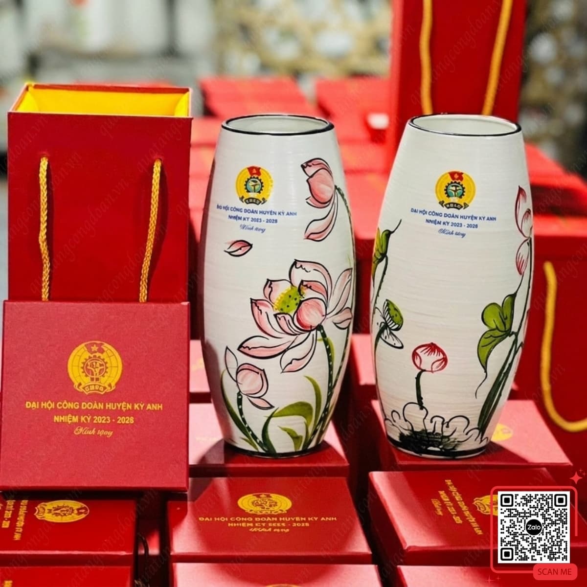 Bình hoa gốm in logo Công đoàn huyện Kỳ Anh, họa tiết hoa sen hồng, thiết kế thủ công, sang trọng, phù hợp quà tặng lưu niệm và trưng bày văn phòng