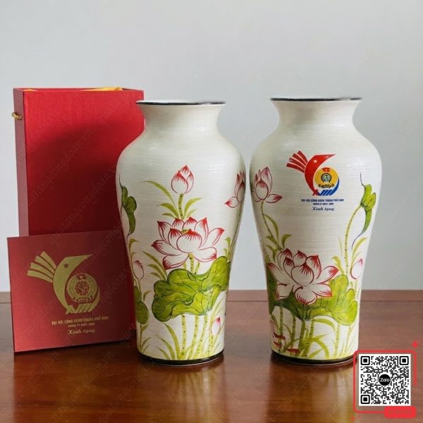 Lọ Hoa Gốm Bát Tràng In Logo Đại Hội Công Đoàn TP Vinh 4 Bình hoa gốm in logo Đại hội Công đoàn thành phố Vinh, họa tiết hoa sen vẽ tay, thiết kế cao cấp, phù hợp quà tặng lưu niệm và tri ân cán bộ công đoàn