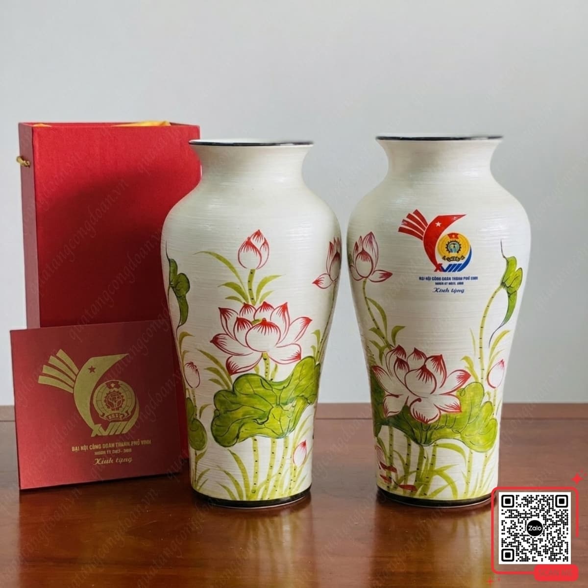 Bình hoa gốm in logo Đại hội Công đoàn thành phố Vinh, họa tiết hoa sen vẽ tay, thiết kế cao cấp, phù hợp quà tặng lưu niệm và tri ân cán bộ công đoàn