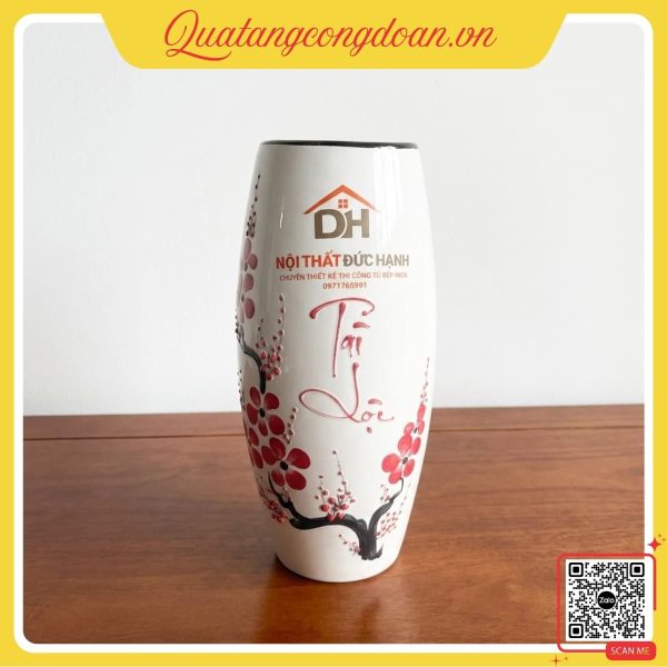 Bình hoa gốm in logo Nội Thất Đức Hạnh, họa tiết cành đào, thiết kế sang trọng, tinh tế, phù hợp quà tặng doanh nghiệp, khách hàng và đối tác