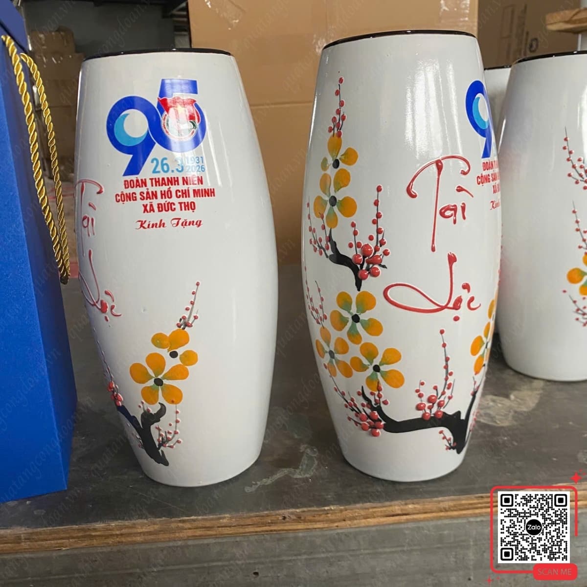 binh-hoa-gom-qua-tang-95-nam-thanh-lap-doan-tncs-xa-duc-tho Bình hoa gốm quà tặng kỷ niệm 95 năm thành lập Đoàn Thanh niên Cộng sản Hồ Chí Minh xã Đức Thọ, họa tiết hoa đào, thiết kế sang trọng và ý nghĩa