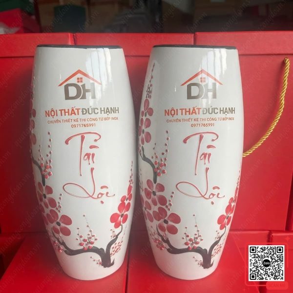Lọ Hoa In Logo Nội Thất Đức Hạnh Họa Tiết Cành Đào 4 Bình hoa gốm quà tặng doanh nghiệp in logo Nội Thất Đức Hạnh, họa tiết cành đào, thiết kế cao cấp, phù hợp trưng bày văn phòng và không gian nội thất