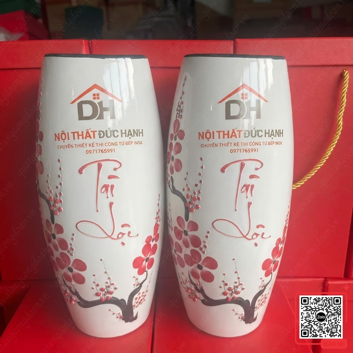 binh-hoa-gom-qua-tang-doanh-nghiep-noi-that-duc-hanh-canh-dao Bình hoa gốm quà tặng doanh nghiệp in logo Nội Thất Đức Hạnh, họa tiết cành đào, thiết kế cao cấp, phù hợp trưng bày văn phòng và không gian nội thất