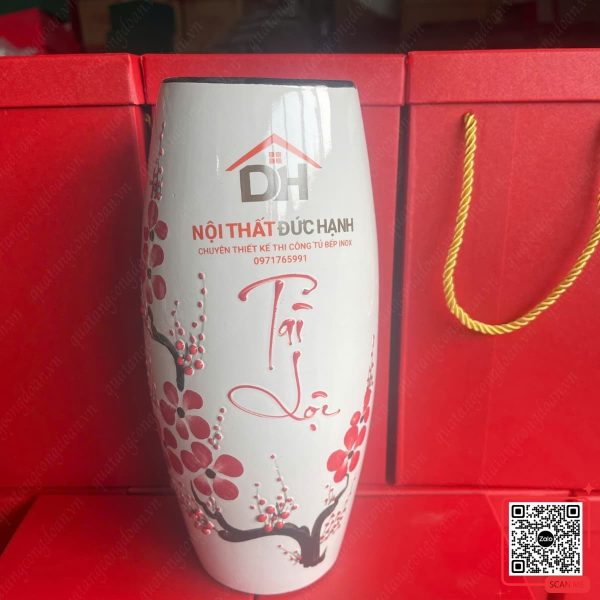 Lọ Hoa In Logo Nội Thất Đức Hạnh Họa Tiết Cành Đào 3 Bình hoa quà tặng in logo Nội Thất Đức Hạnh, họa tiết hoa đào sang trọng, thiết kế tinh xảo, phù hợp quà tặng hội nghị, tri ân khách hàng và đối tác